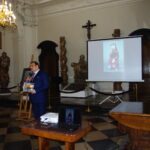 Dyrektor muzeum wita gości na wernisażu