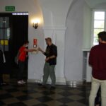 Zwiedzający w holu muzeum