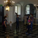 Zwiedzający w holu muzeum